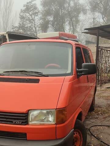 Красный Фольксваген Transporter, объемом двигателя 2.5 л и пробегом 580 тыс. км за 5200 $, фото 1 на Automoto.ua