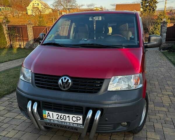 Красный Фольксваген Transporter, объемом двигателя 2.4 л и пробегом 320 тыс. км за 10500 $, фото 1 на Automoto.ua