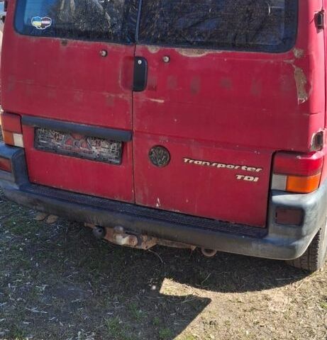 Красный Фольксваген Transporter, объемом двигателя 2.5 л и пробегом 390 тыс. км за 2700 $, фото 1 на Automoto.ua