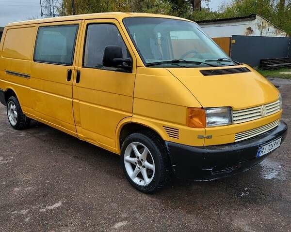 Желтый Фольксваген Transporter, объемом двигателя 2.5 л и пробегом 340 тыс. км за 3200 $, фото 1 на Automoto.ua