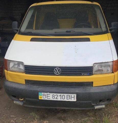 Желтый Фольксваген Transporter, объемом двигателя 2.5 л и пробегом 500 тыс. км за 3500 $, фото 1 на Automoto.ua