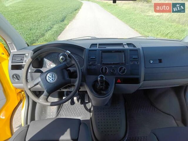 Желтый Фольксваген Transporter, объемом двигателя 1.9 л и пробегом 316 тыс. км за 10000 $, фото 1 на Automoto.ua