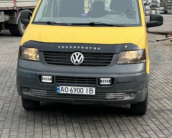 Желтый Фольксваген Transporter, объемом двигателя 1.9 л и пробегом 321 тыс. км за 6999 $, фото 1 на Automoto.ua