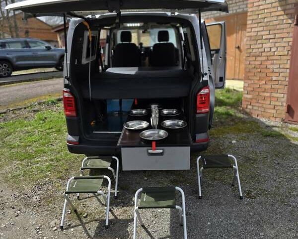 Серый Фольксваген Transporter, объемом двигателя 2 л и пробегом 183 тыс. км за 39999 $, фото 1 на Automoto.ua