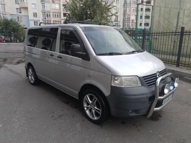 Серый Фольксваген Transporter, объемом двигателя 1.9 л и пробегом 320 тыс. км за 10000 $, фото 1 на Automoto.ua
