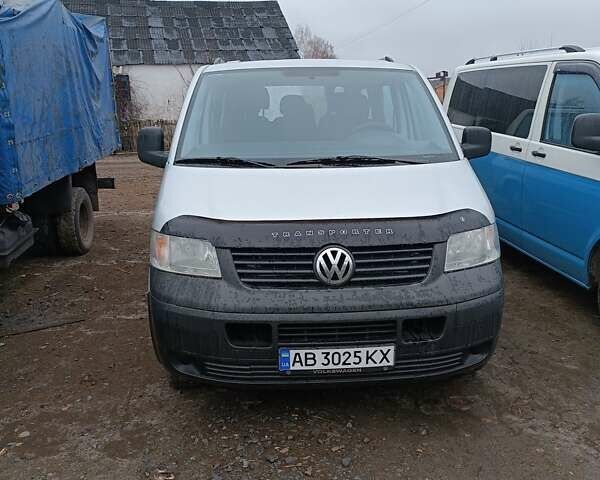 Серый Фольксваген Transporter, объемом двигателя 1.9 л и пробегом 300 тыс. км за 10000 $, фото 1 на Automoto.ua