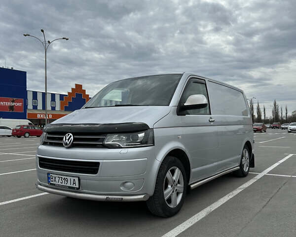 Серый Фольксваген Transporter, объемом двигателя 1.97 л и пробегом 304 тыс. км за 16000 $, фото 1 на Automoto.ua