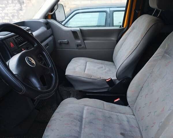 Оранжевый Фольксваген Transporter, объемом двигателя 2.5 л и пробегом 400 тыс. км за 3500 $, фото 1 на Automoto.ua