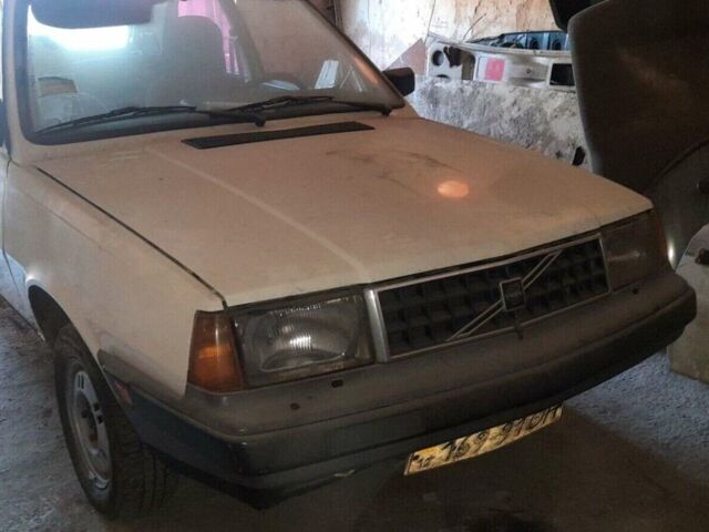 Белый Вольво 340, объемом двигателя 1.6 л и пробегом 300 тыс. км за 556 $, фото 1 на Automoto.ua