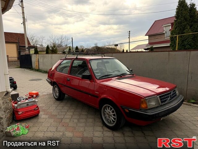 Красный Вольво 340, объемом двигателя 1.4 л и пробегом 190 тыс. км за 650 $, фото 1 на Automoto.ua