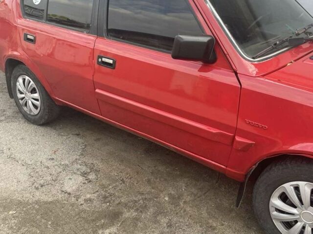 Красный Вольво 340, объемом двигателя 2 л и пробегом 150 тыс. км за 813 $, фото 1 на Automoto.ua