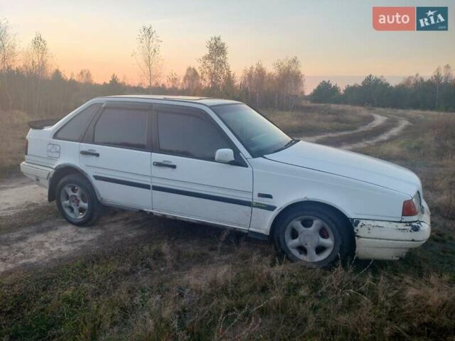 Белый Вольво 440, объемом двигателя 1.8 л и пробегом 272 тыс. км за 800 $, фото 1 на Automoto.ua