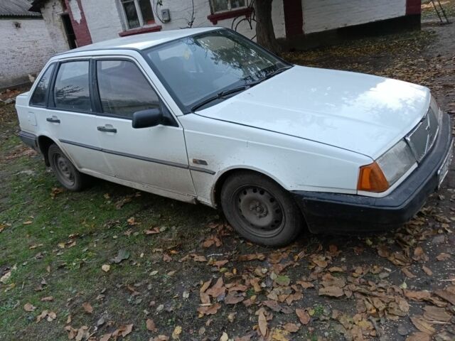 Белый Вольво 440, объемом двигателя 1.7 л и пробегом 250 тыс. км за 983 $, фото 1 на Automoto.ua