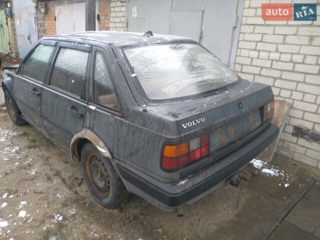 Серый Вольво 440, объемом двигателя 1.7 л и пробегом 90 тыс. км за 500 $, фото 1 на Automoto.ua