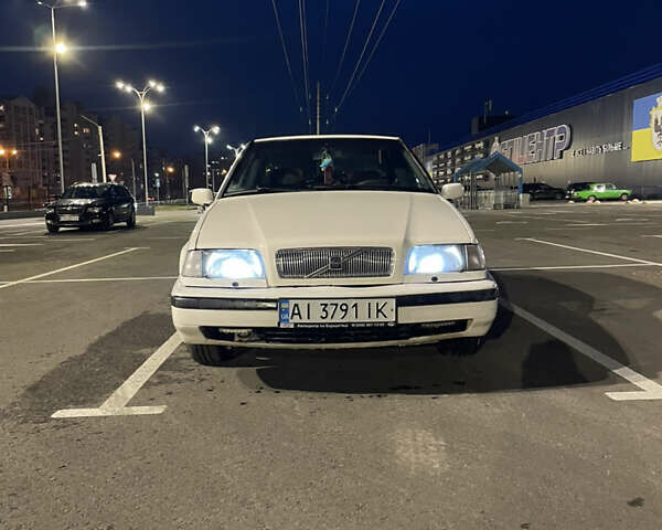 Белый Вольво 460, объемом двигателя 1.79 л и пробегом 275 тыс. км за 1300 $, фото 1 на Automoto.ua