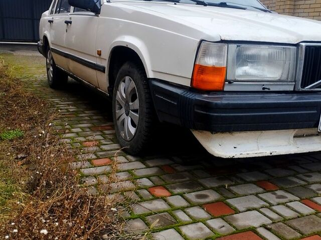 Белый Вольво 740, объемом двигателя 2.3 л и пробегом 350 тыс. км за 700 $, фото 1 на Automoto.ua