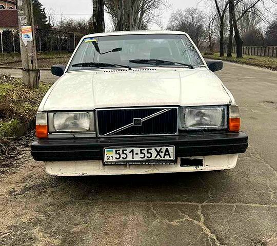 Белый Вольво 740, объемом двигателя 2.3 л и пробегом 190 тыс. км за 600 $, фото 1 на Automoto.ua
