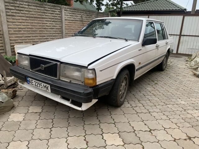 Белый Вольво 740, объемом двигателя 2.4 л и пробегом 336 тыс. км за 1000 $, фото 1 на Automoto.ua