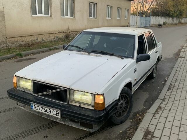 Белый Вольво 740, объемом двигателя 2.4 л и пробегом 450 тыс. км за 500 $, фото 1 на Automoto.ua