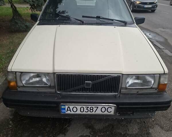 Белый Вольво 740, объемом двигателя 2.4 л и пробегом 380 тыс. км за 1000 $, фото 1 на Automoto.ua