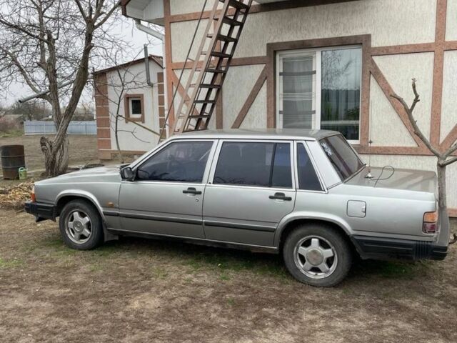 Серый Вольво 740, объемом двигателя 2.3 л и пробегом 300 тыс. км за 600 $, фото 1 на Automoto.ua