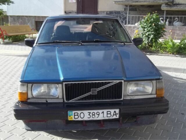 Синий Вольво 740, объемом двигателя 2.4 л и пробегом 300 тыс. км за 1550 $, фото 1 на Automoto.ua