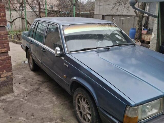 Синий Вольво 740, объемом двигателя 2.4 л и пробегом 105 тыс. км за 3200 $, фото 1 на Automoto.ua