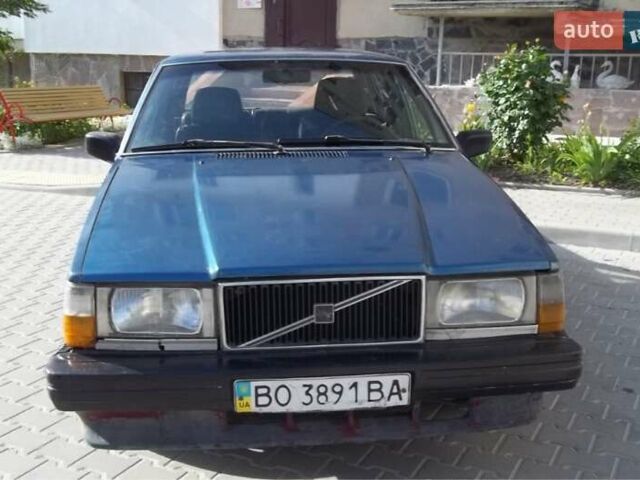 Синий Вольво 740, объемом двигателя 2.38 л и пробегом 300 тыс. км за 1550 $, фото 1 на Automoto.ua