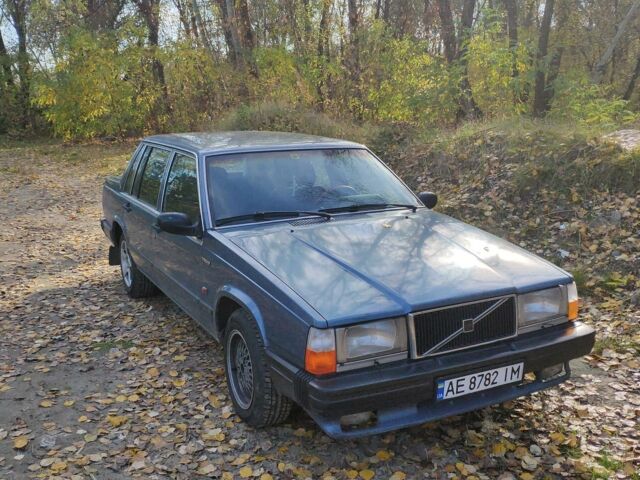 Синий Вольво 740, объемом двигателя 2.3 л и пробегом 320 тыс. км за 2200 $, фото 1 на Automoto.ua