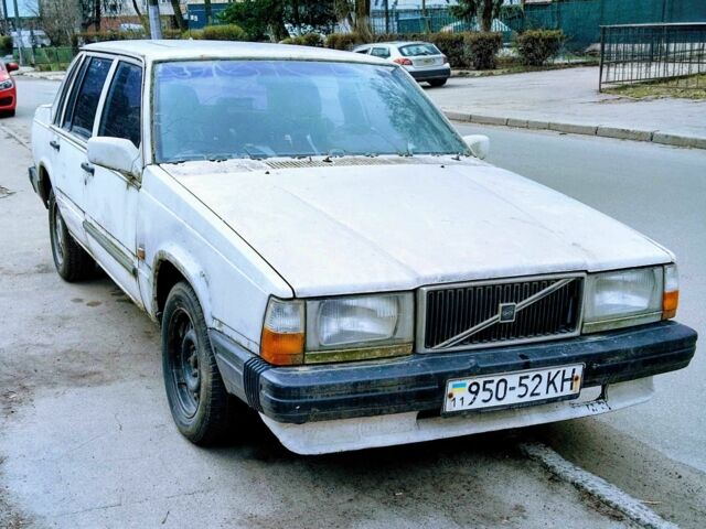 Белый Вольво 744, объемом двигателя 2.3 л и пробегом 480 тыс. км за 497 $, фото 1 на Automoto.ua