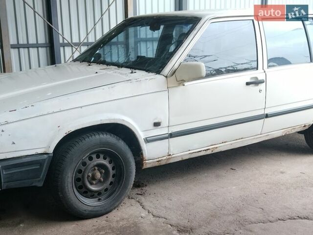 Белый Вольво 744, объемом двигателя 2.3 л и пробегом 480 тыс. км за 597 $, фото 1 на Automoto.ua