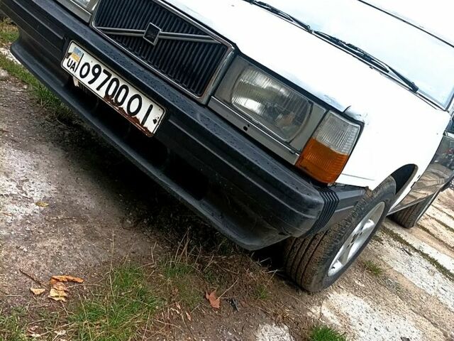 Сірий Вольво 760, об'ємом двигуна 2.3 л та пробігом 250 тис. км за 1000 $, фото 1 на Automoto.ua