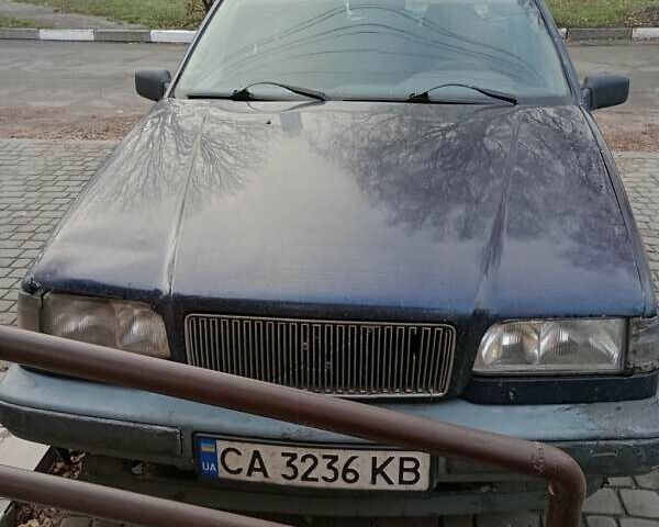 Синий Вольво 850, объемом двигателя 2 л и пробегом 375 тыс. км за 1400 $, фото 1 на Automoto.ua