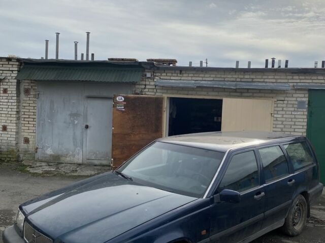 Синий Вольво 850, объемом двигателя 2 л и пробегом 300 тыс. км за 1000 $, фото 1 на Automoto.ua