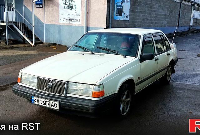 Белый Вольво 940, объемом двигателя 2 л и пробегом 245 тыс. км за 2100 $, фото 1 на Automoto.ua