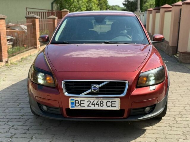 Красный Вольво Ц30, объемом двигателя 1.8 л и пробегом 320 тыс. км за 3900 $, фото 1 на Automoto.ua
