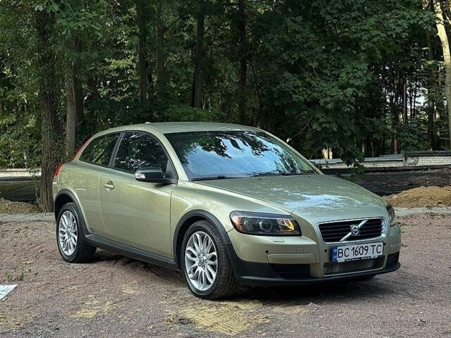 Жовтий Вольво C30, об'ємом двигуна 2.44 л та пробігом 210 тис. км за 8800 $, фото 1 на Automoto.ua