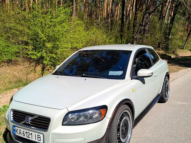 Серый Вольво Ц30, объемом двигателя 2 л и пробегом 269 тыс. км за 5500 $, фото 1 на Automoto.ua