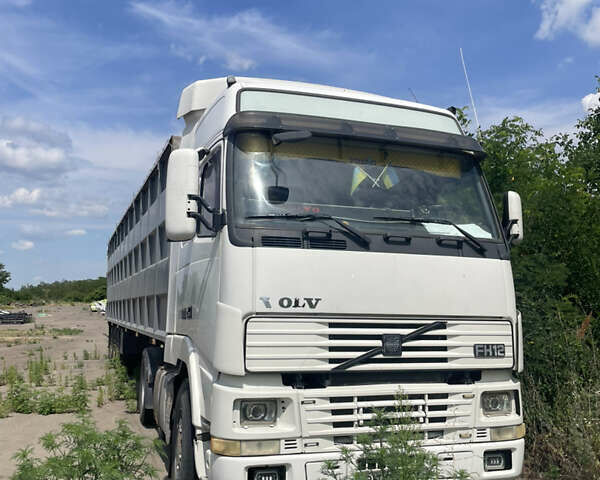 Белый Вольво FH 12, объемом двигателя 12.1 л и пробегом 629 тыс. км за 17000 $, фото 1 на Automoto.ua