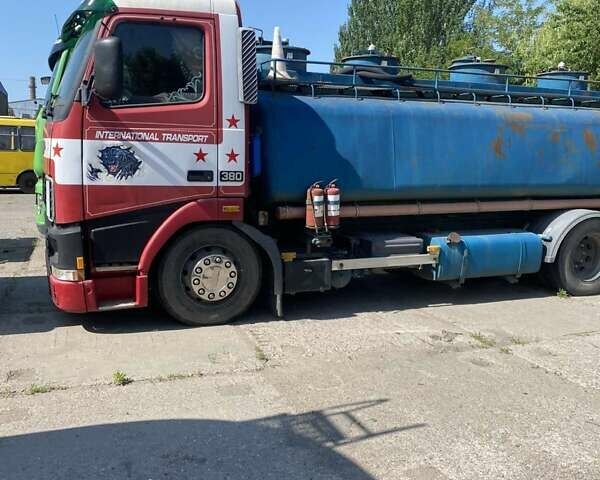 Красный Вольво FH 12, объемом двигателя 12.5 л и пробегом 100 тыс. км за 28500 $, фото 1 на Automoto.ua