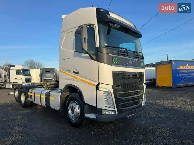 Белый Вольво FH 13, объемом двигателя 12.8 л и пробегом 668 тыс. км за 75900 $, фото 1 на Automoto.ua