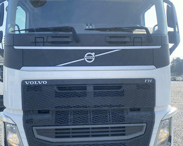 Белый Вольво FH 13, объемом двигателя 12.78 л и пробегом 608 тыс. км за 49300 $, фото 1 на Automoto.ua