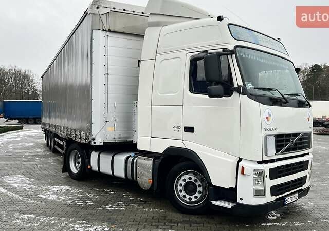 Белый Вольво FH 13, объемом двигателя 12.78 л и пробегом 230 тыс. км за 13000 $, фото 1 на Automoto.ua