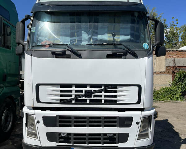 Белый Вольво FH 13, объемом двигателя 0 л и пробегом 300 тыс. км за 11000 $, фото 1 на Automoto.ua