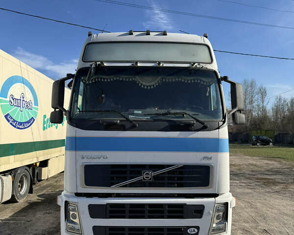 Белый Вольво FH 13, объемом двигателя 12.9 л и пробегом 900 тыс. км за 12000 $, фото 1 на Automoto.ua