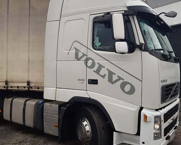 Белый Вольво FH 13, объемом двигателя 13 л и пробегом 1 тыс. км за 13600 $, фото 1 на Automoto.ua