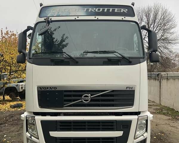 Белый Вольво FH 13, объемом двигателя 12.78 л и пробегом 830 тыс. км за 23000 $, фото 1 на Automoto.ua