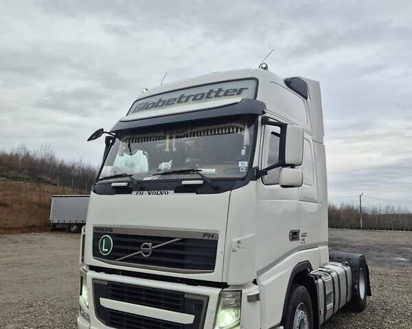 Белый Вольво FH 13, объемом двигателя 12.78 л и пробегом 700 тыс. км за 27841 $, фото 1 на Automoto.ua
