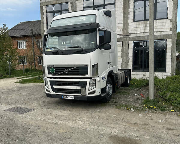 Белый Вольво FH 13, объемом двигателя 12.8 л и пробегом 50 тыс. км за 18000 $, фото 1 на Automoto.ua