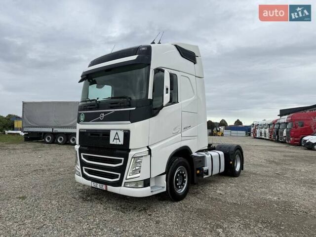 Белый Вольво FH 13, объемом двигателя 12.9 л и пробегом 872 тыс. км за 32500 $, фото 1 на Automoto.ua